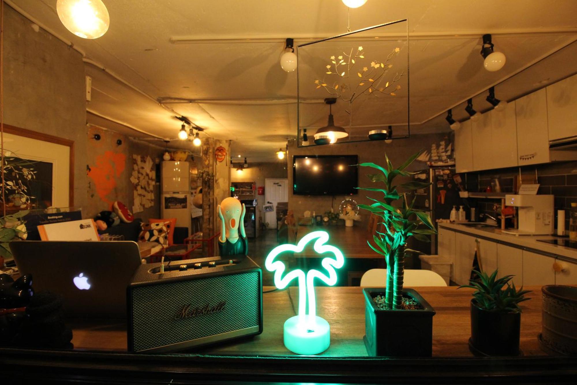 Bunk Guesthouse Hongdae Сеул Экстерьер фото